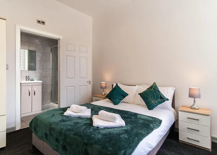 Bright 2 Bed Apartment In Central Blackburn