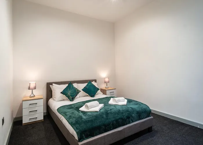 Bright 2 Bed Apartment In Central Blackburn