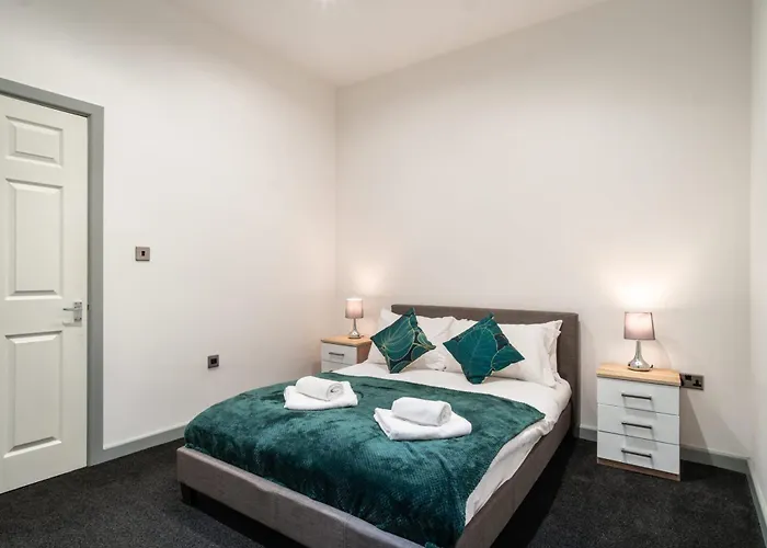 Bright 2 Bed Apartment In Central Blackburn