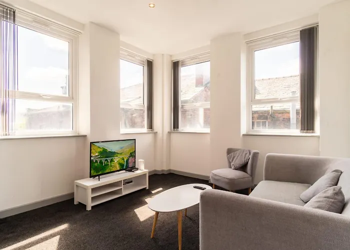 Bright 2 Bed Apartment In Central Blackburn